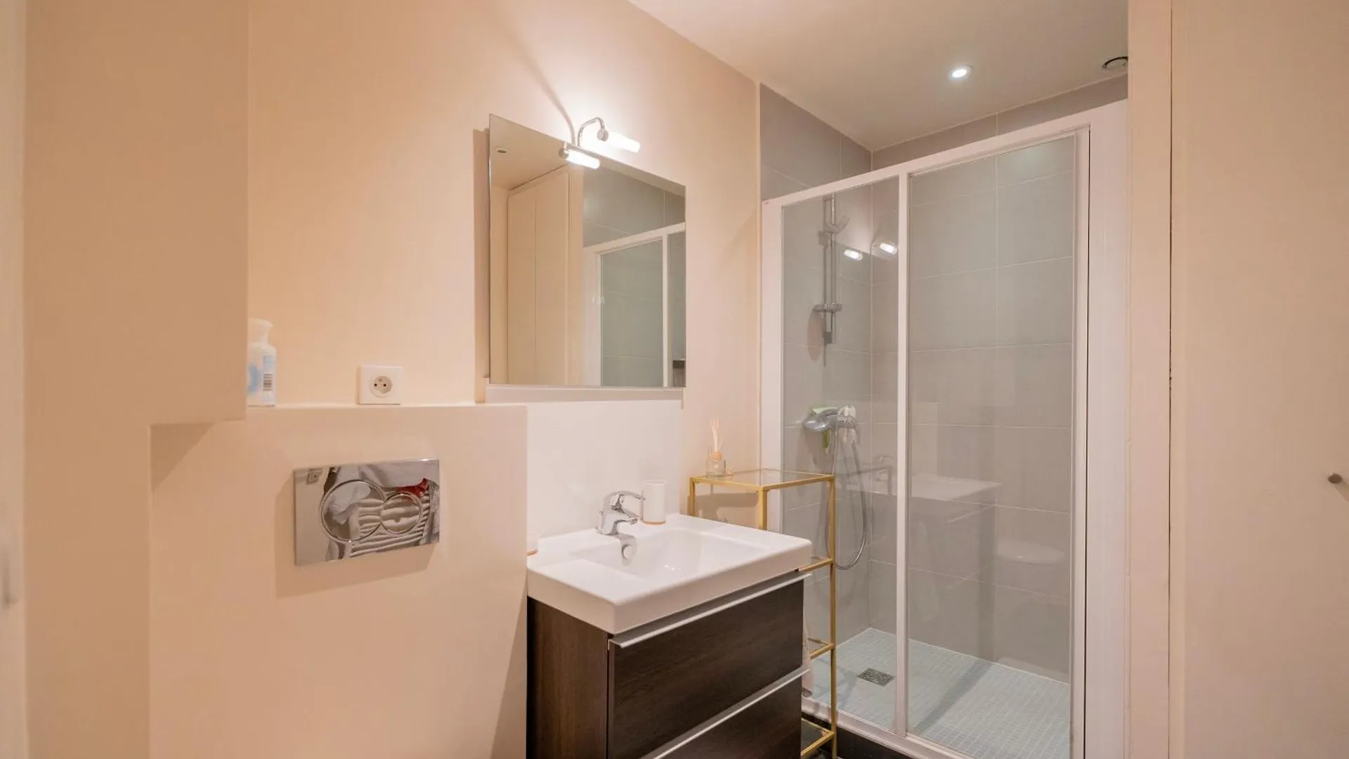 Chic Monceau Retreat Apartment Paris