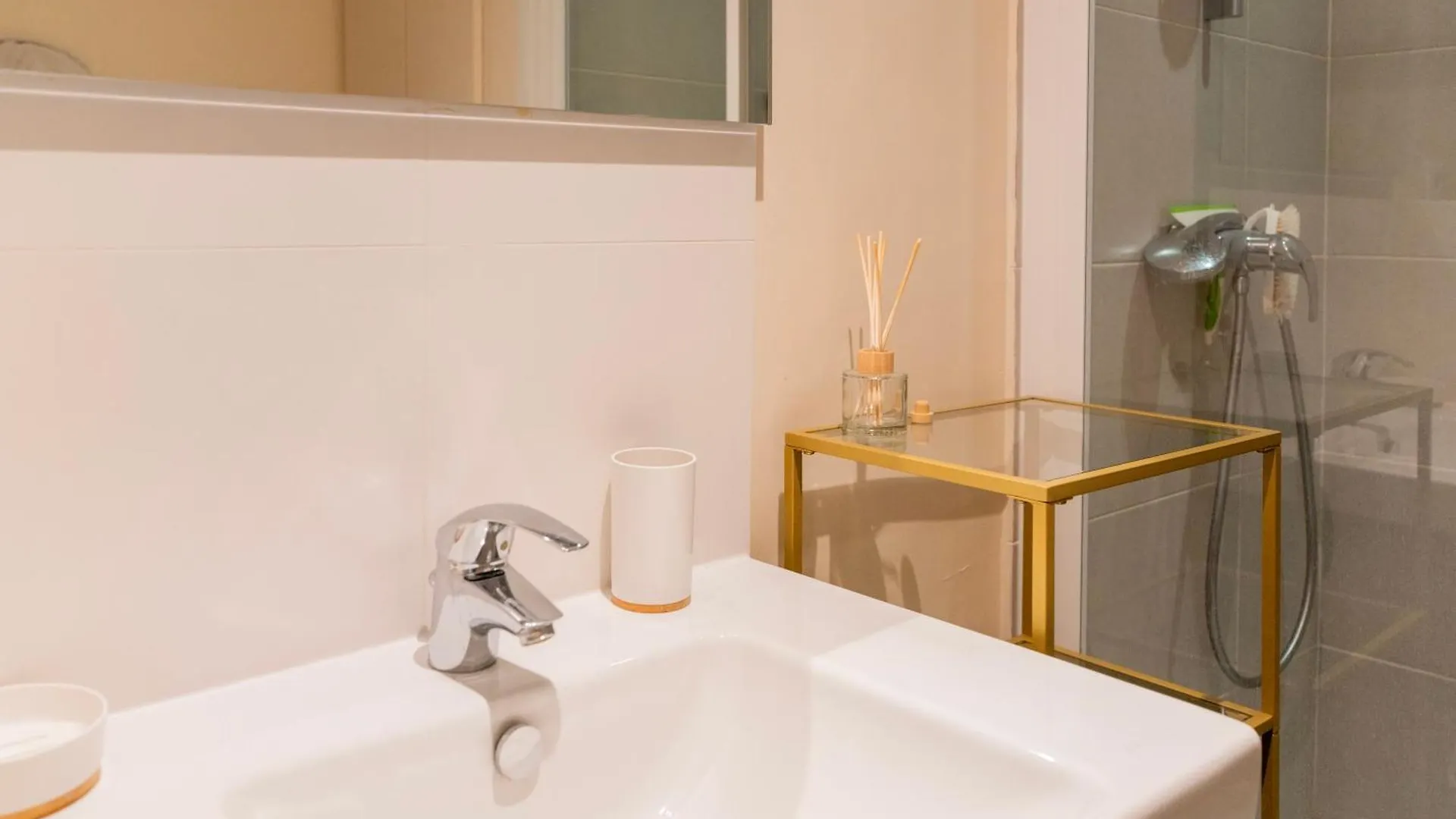 Chic Monceau Retreat Apartment